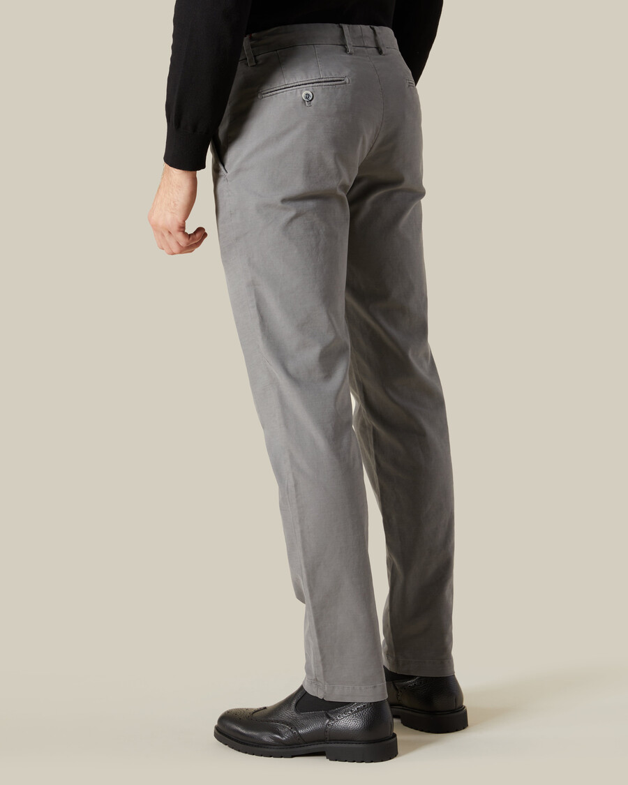 pantalones teñidos sutilmente