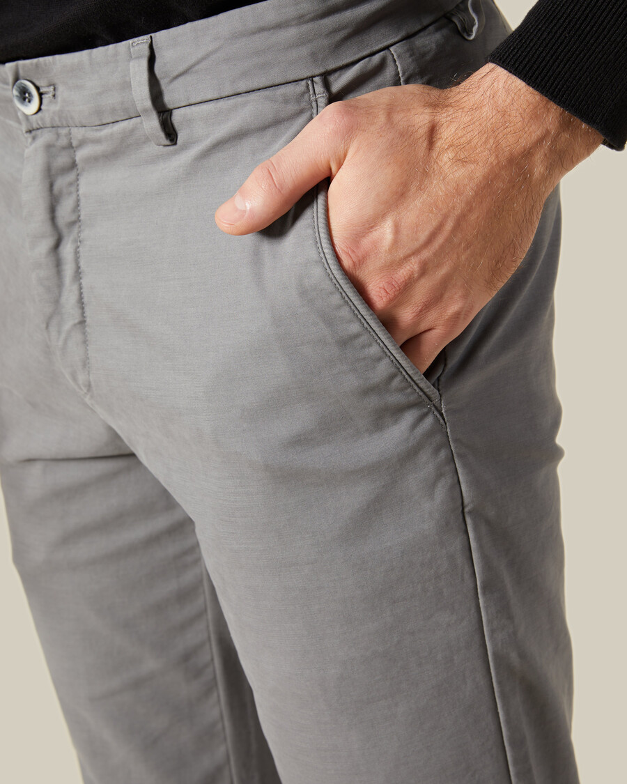 pantalones teñidos sutilmente