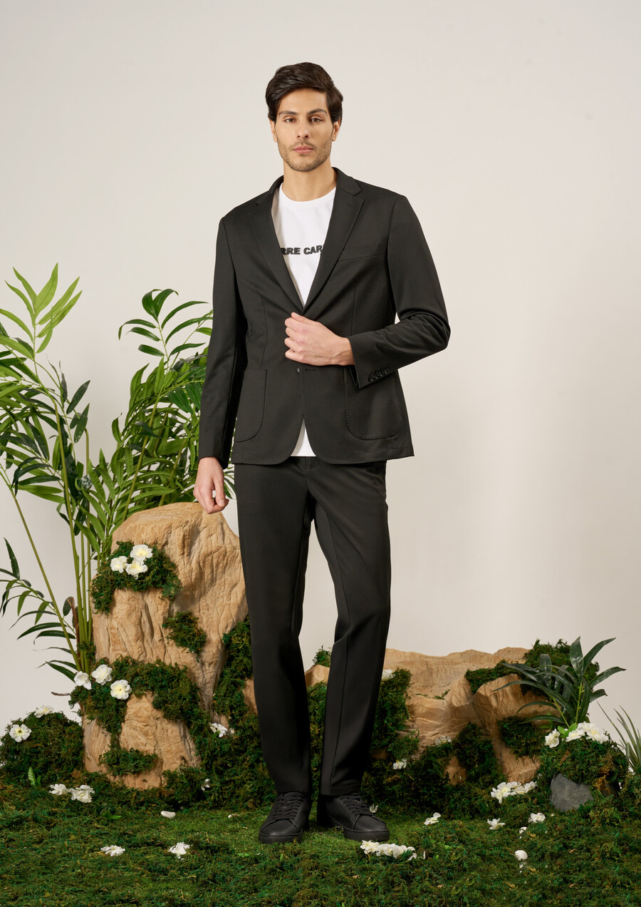traje de punto negro de corte entallado