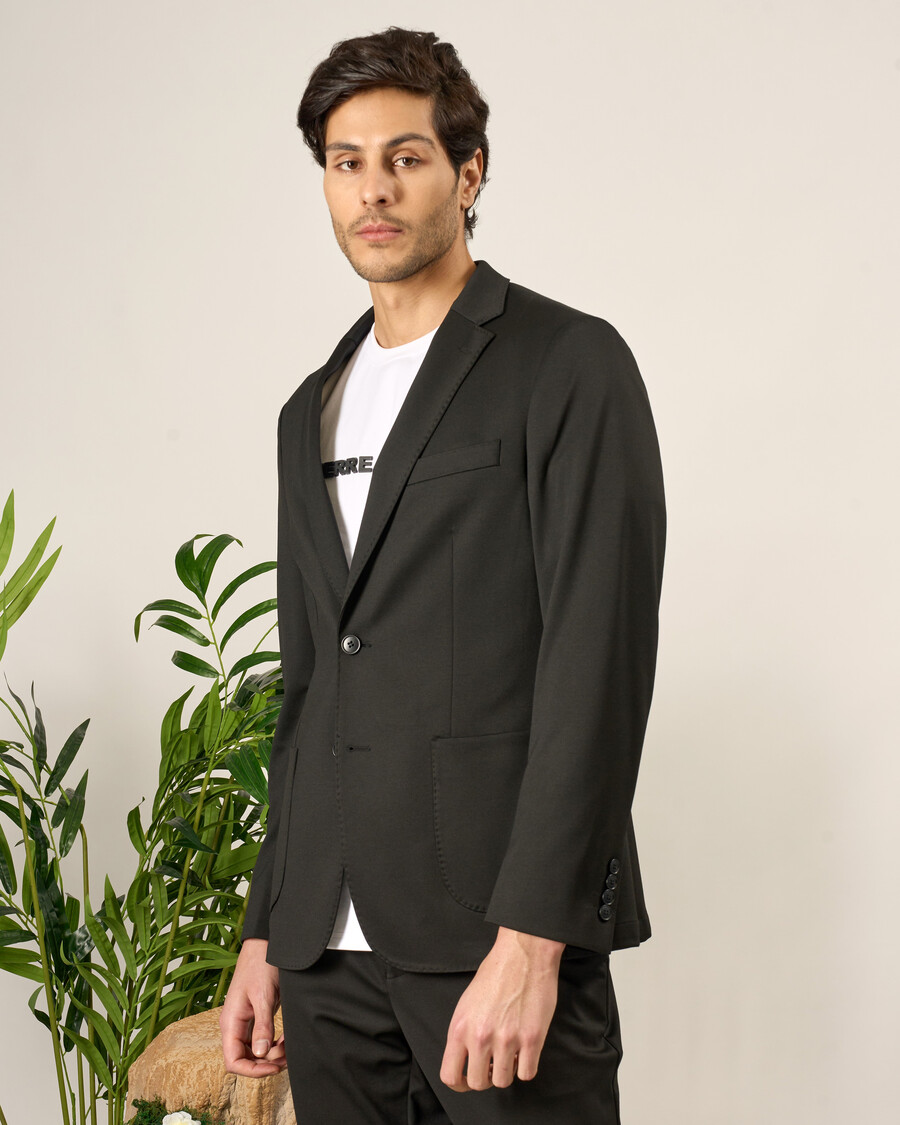 traje de punto negro de corte entallado