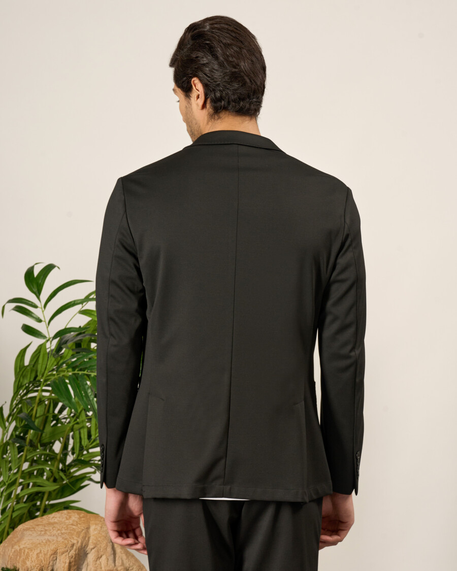 traje de punto negro de corte entallado