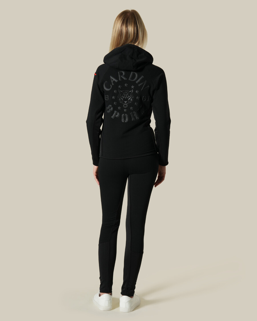 conjunto de chándal con parche de logotipo de metal
